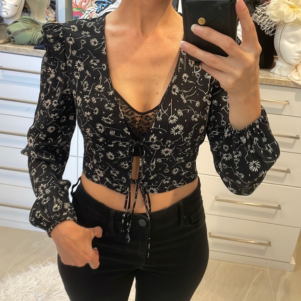Tie in the front top!